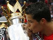 Cristiano Ronaldo z Manchesteru United slav s trofej pro vtze Premier League