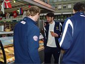 Ruský hokejista Ilja Kovaluk v Bernu vyrazil na zrmzlinu