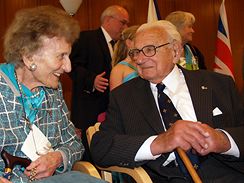 Sir Nichalos Winton na esk ambasd v Londn pi oslav svch 100. narozenin, na kterou dorazily i 