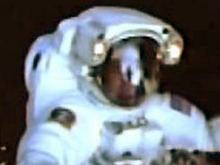Vesmrn momentka: John Grunsfeld fot Andrewa Feustela ve volnm prostoru.
