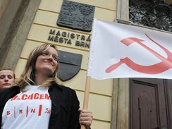 Demonstrace ped Magistrtem msta Brna a na zasedn zastupitelstva na tma uvn a odstrann komunistickch symbol