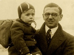 Sir Nicholas Winton na dobovém snímku s jedním ze zachráněných dětí.