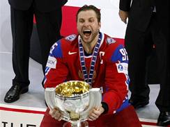 Ruský kapitán Alexej Morozov s pohárem pro hokejové mistry sv�ta 2009