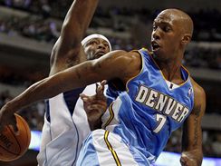 Dallas - Denver: Chauncey Billups (vpravo) pihrv pes Erika Dampiera