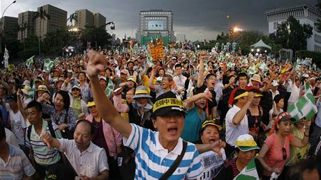 Proti prezidentovi. Tchajwancm se nelíbí snahy prezidenta Ma Jing-ioua o sblíení s ínou (17. kvtna 2009)