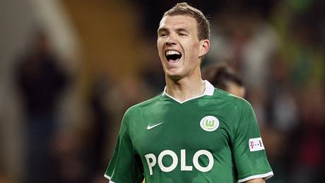 Edin Deko, který dal za Wolfsburg v jarní ásti bundesligy 20 gól, je ádaným útoníkem.