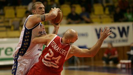 Prostjov - Nymburk, Dustin Villepigue (vlevo) a nymburský Robert Tomaszek. 