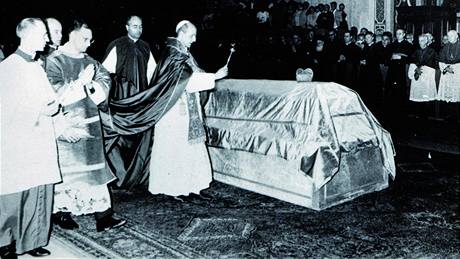 Zádušní mši za Josefa kardinála Berana sloužil mons. František Tomášek, oproti zvyklostem vykonal výkrop rakve sám papež Pavel VI.