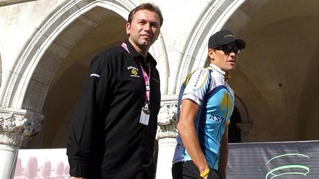 RIVALOVÉ. Lance Armstrong a za ním Alberto Contador ve lutém na Tour 2009.