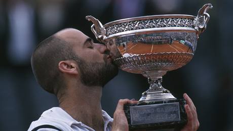 POSLEDNÍ AMERICKÝ AMPION. Andre Agassi s trofejí pro vítze grandslamového Roland Garros 1999
