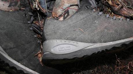 Boty nalezené na tle neznámého mue objeveném v Malé Morávce na Bruntálsku