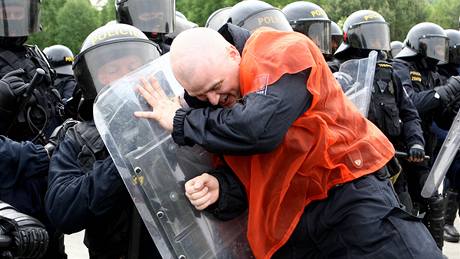 Cviení policie na zásah proti extremistm na letiti v Hradanech na eskolipsku (14.5. 2009)