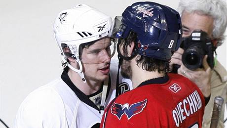 DVA KOHOUTI. V utkání Washingtonu s Pittsburghem asto dochází i ke pímé konfrontaci Crosbyho (vlevo) a Ovekina.