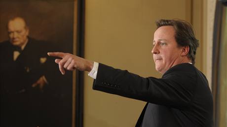 Kontroverzní výdaje vrátíme, prohlásil éf britských konzervativc David Cameron. Na snímku hovoí s novinái (12. kvtna 2009)