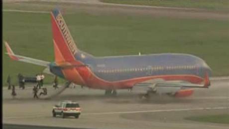 Letadlo Southwest Airlines na letiti v Houstonu poté, co mu zaala hoet pneumatika (12. kvtna 2009)