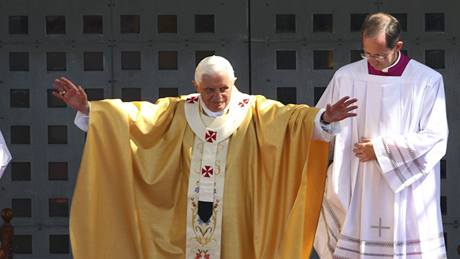 Benedikt XVI. u za tvrt roku poehná vícím v esku.