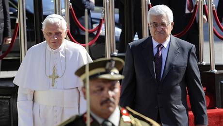 Pape Benedikt XVI. s prezidentem palestinské samosprávy Mahmúdem Abbásem v Betlém na Západním behu Jordánu (13. kvtna 2009)