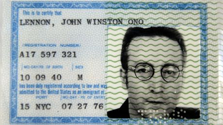Balík s obleením, v nm byl John Lennon zastelen, získala Yoko Ono v prosinci 1980 pímo od soudního lékae.