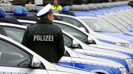Nová auta nmecké policie v modrých barvách místo pedchozí zelené
