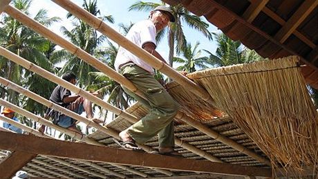 Výstavba elví stanice, na ní se podílejí ei, v indonéské vesnici Toyapakeh