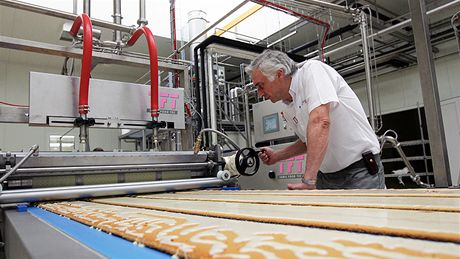 Firma Miko, která vyrábí medovník Marlenka, otevela novou linku ve Frýdku-Místku (15. kvtna 2009)