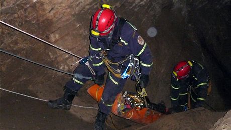 Hasiči zachraňují muže, který strávil zraněný čtyři dny v jeskyni u Srbska na Berounsku (17. května 2009)