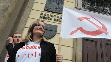 Demonstrace ped Magistrátem msta Brna a na zasedání zastupitelstva na téma uívání a odstranní komunistických symbol