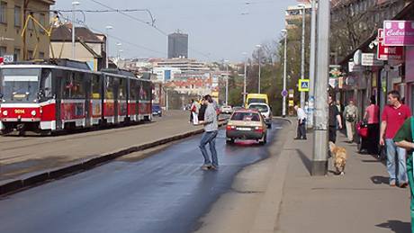 Chodce by v nejblií dob ml na rizikových místech upozornit na pednost tramvaje nápis Pozor tram.