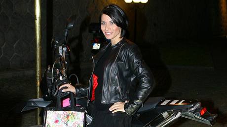Eva Aichmajerová byla na filmparty v motorkáské bund.