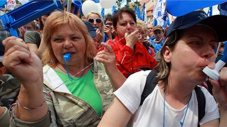 Demonstrace odborá na Hradanském námstí v Praze. (16. kvtna 2009)