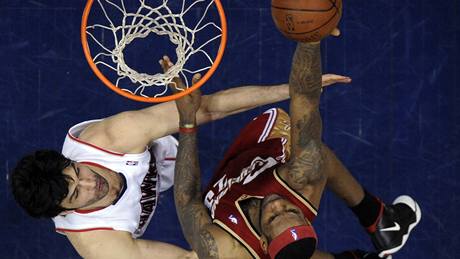 Atlanta - Cleveland: LeBron James (vpravo) z Clevelandu v souboji se Zazou Pachuliou z Atlanty.