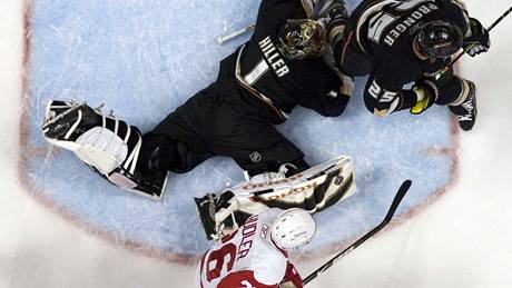 Anaheim - Detroit: detroitský útoník Jií Hudler (dole) v anci ped gólmanem Jonasem Hillerem z Anaheimu. Tomu pomáhá obránce Chris Pronger.