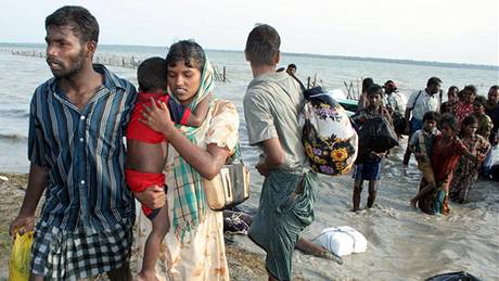 Tisíce lidí utíkají pes jezero z oblasti boj vládní voják s tamilskými separatisty.