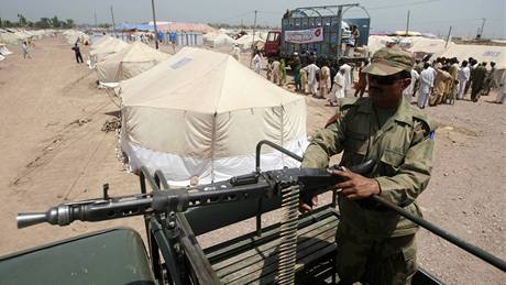 Uprchlické tábory hlídají pákistántí vojáci