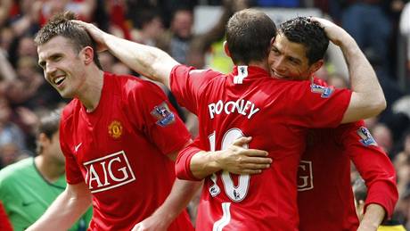 Manchester United - Arsenal: (zleva) domácí Michael Carrick, Wayne Rooney a Cristiano Ronaldo se radují z anglického titulu