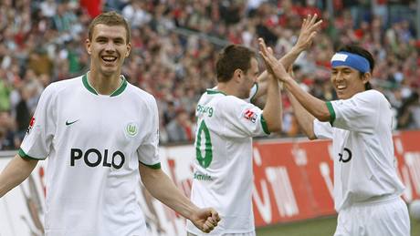 Hannover - Wolfsburg: hostující Edin Deko (vlevo) oslavuje svj gól