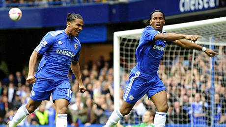 Chelsea - Blackburn: domácí Florent Malouda (vlevo) a Didier Drogba se radují z gólu