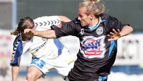 Kladno - Liberec: domácí Tomá� Strnad (v �erném) hraje mí� p�ed Petrem Papou�kem