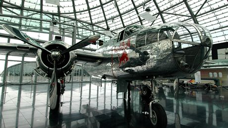 Rakousko, Salcburk, Hangar 7 - Bombardr B-25 Mitchell, jeden z jeho sourozenc bombardoval v roce 1942 Tokio