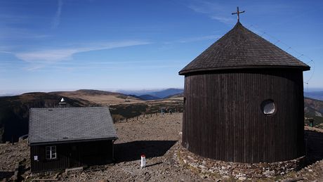 Snka, stará potovna vlevo, vpravo je polská kaple