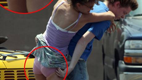 Natalie Portman pi natáení filmu Hesher ukázala lidem okolo své rové kalhotky. (13. kvtna 2009)