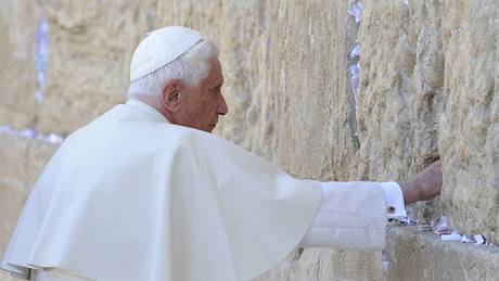 Pape Benedikt XVI. u jeruzalémské Zdi nák (12. kvtna 2009)