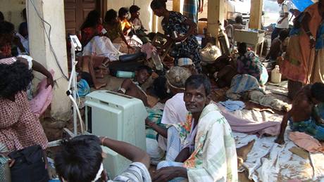 Pi ostelování nemocnice ve válené zón na severu Srí Lanky zemelo bhem dvou dn a 100 lidí. (13. kvtna 2009)