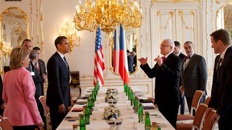Americký prezident Barack Obama na Praském hrad bhem setkání s eským prezidentem Václavem Klasuem
