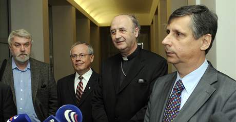 Premiér Fischer po setkání se zástupci církví. (27. kvtna 2009)