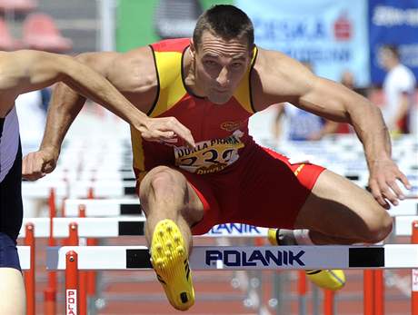 Roman ebrle v závod na 110 metr pekáek v prvním kole atletické extraligy 2009.