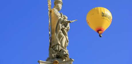 Mezi oblíbenou kratochvíli turist na jiní Morav patí i lety balonem. Ilustraní foto