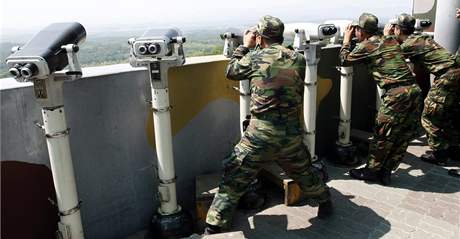 Jihokorejci sledují demilitarizované pásmo, které dlí Jiní Koreu a KLDR. (27. kvtna 2009)