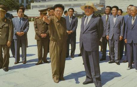 Kim ong-il se svm otcem Kir Ir-senem na nedatovanm snmku.