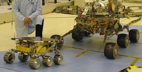 Star przkumnci Marsu: vlevo Sojourner, vpravo Spirit